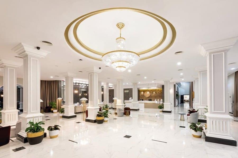 Hotels & Restaurants